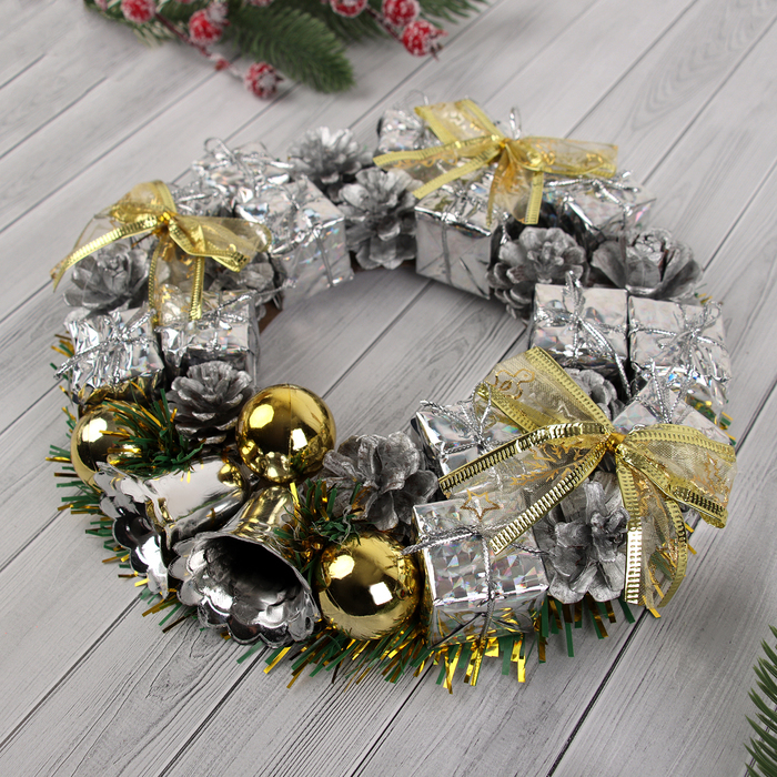 Венок новогодний d-22 см  Венок новогодний d-22 см "Серебряные подарки и колокольчики"