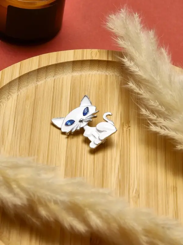 Брошь &laquo;Кошечка&raquo;, хитрая, бело-голубая в серебре