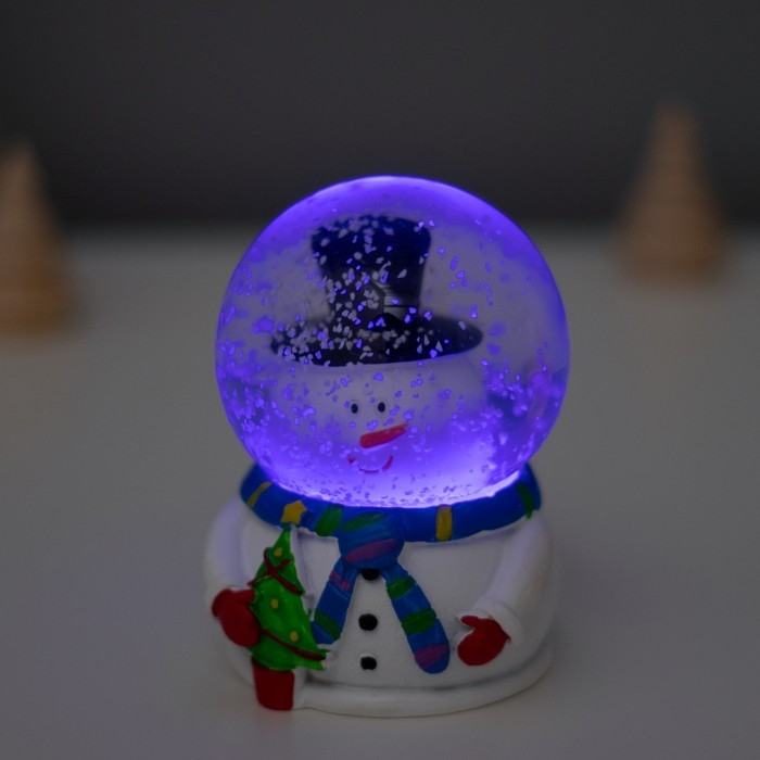 Сувенир полистоун водяной шар свет Сувенир полистоун водяной шар свет "Снеговик с ёлочкой в шлеме-пузыре" 6,5х6,7х9,5 см