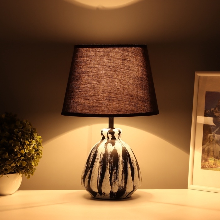 Лампа настольная Лампа настольная "Кира" 1х40Вт Е27 черный/белый 25х25х38,,5см