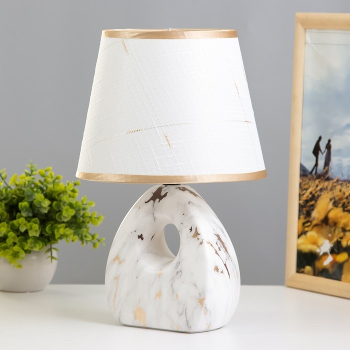 Настольная лампа Настольная лампа "Аморет" E14 40Вт белый-золото 20х20х30 см RISALUX