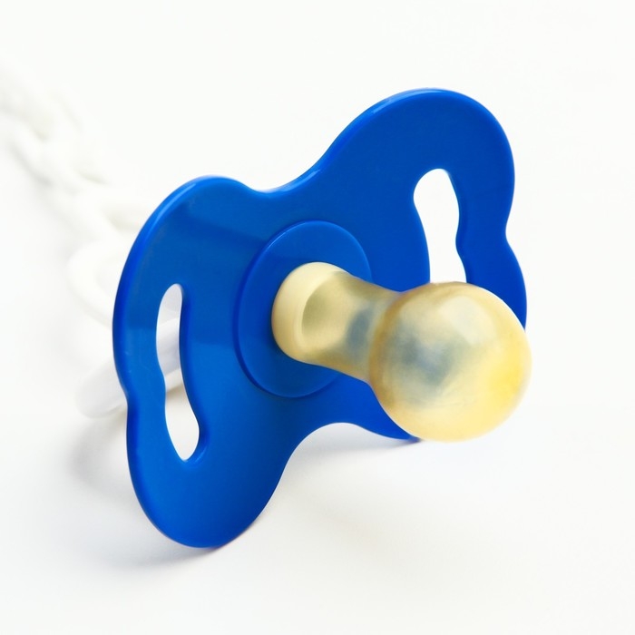Соска - пустышка латексная классическая «Маленький джентльмен», от 0 мес., с держателем, цвет синий