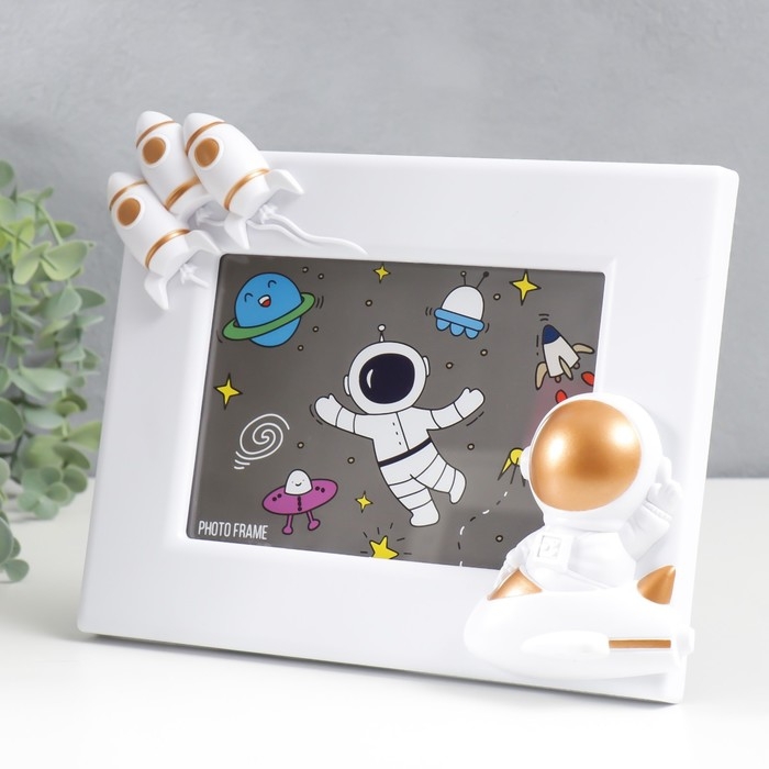 Фоторамка пластик 12х17 см Фоторамка пластик 12х17 см "Космонавт и ракеты" белая с золотом 19,5х24,5 см