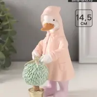 Фигурка полистоун &laquo;Утка в дождевике стрижёт цветок&raquo;, 9&times;6.5&times;14.5 см