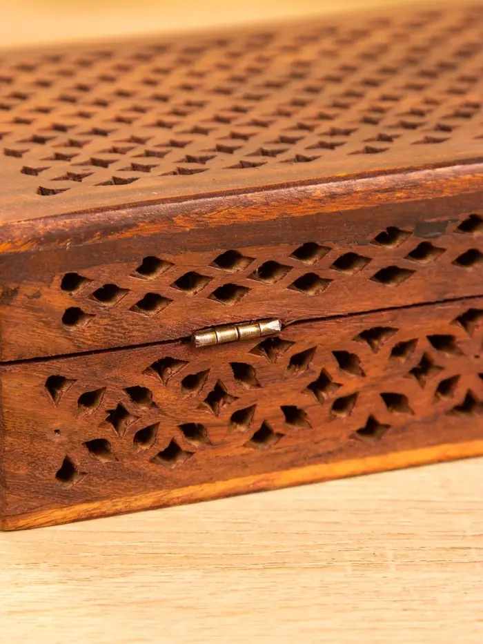 Шкатулка резная "Холи" 18х13х6 см, дерево шишам Шкатулка резная "Холи" 18х13х6 см, дерево шишам