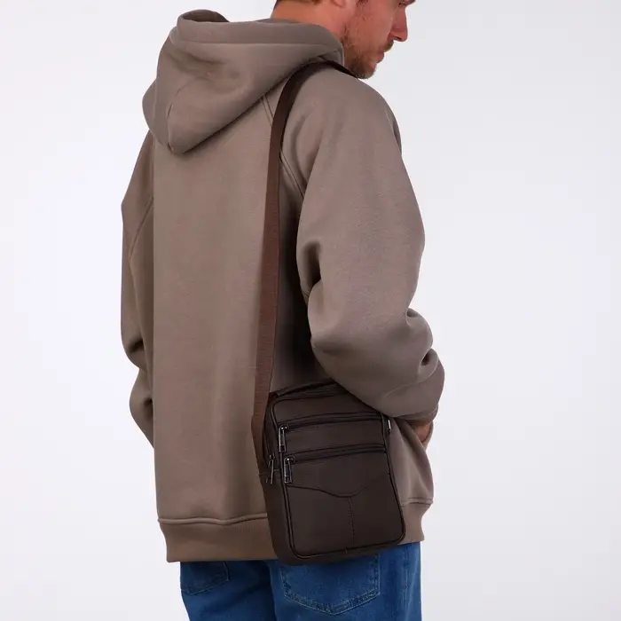 Сумка кросс-боди мужская на молнии, с ручкой, 3 наружных кармана, 18&times;5.5&times;22 см, коричневая