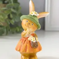 Сувенир полистоун "Зайка в рыжем сарафане и зелёной шляпке, с корзиной цветов" 4,5х4х10,5 см   10915