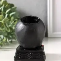 Подсвечник на 1 свечу &laquo;Череп на пьедестале&raquo;, черный с алым, гипс, 10&times;9&times;7 см