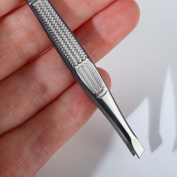 Пинцет «Premium» скошенный, узкий, 9 см, на блистере, цвет серебристый