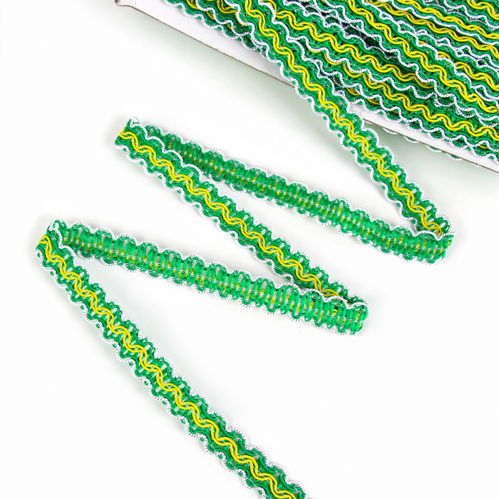 Тесьма бело-зелёно-желтая, ширина 1,2 см, в упаковке 50 м Тесьма бело-зелёно-желтая, ширина 1,2 см, в упаковке 50 м