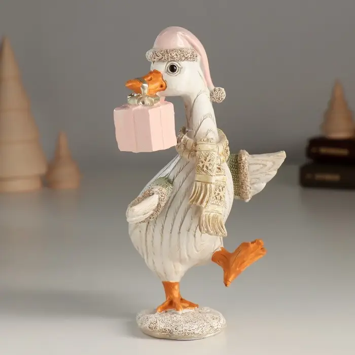 Фигурка полистоун &laquo;Гусь в шарфике и шапке с подарком&raquo;, 10&times;9.5&times;16 см