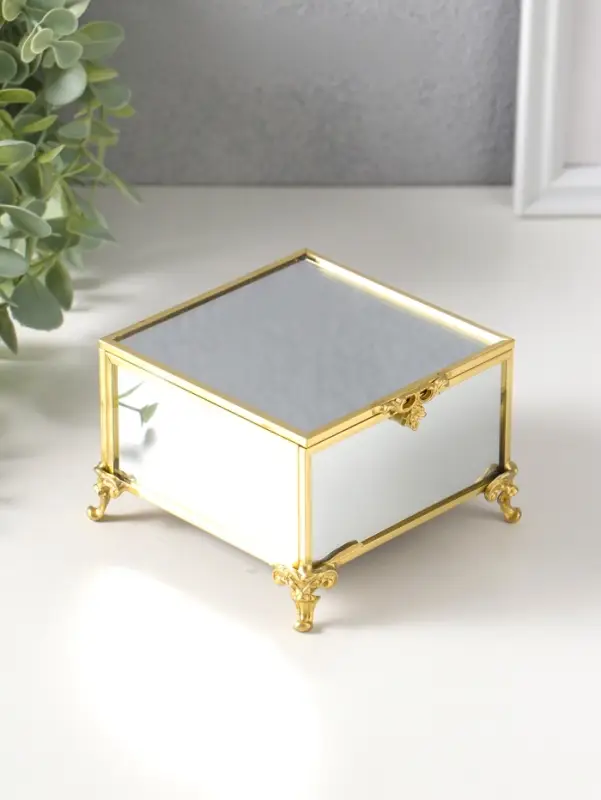 Шкатулка стекло с металлическим каркасом "Зеркальная на ножках" золото 10,5х10,5х7 см