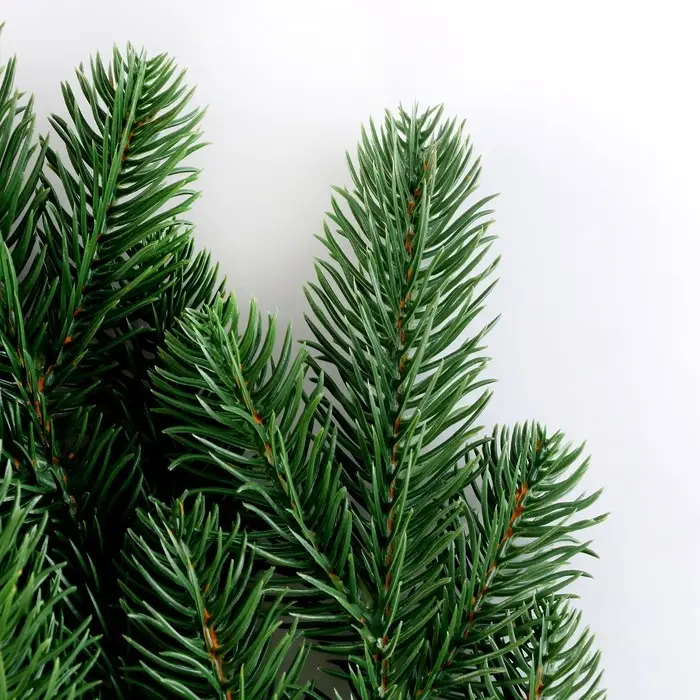 Еловая ветка зелёная, размер: 46 &times; 32 см, 1 шт.