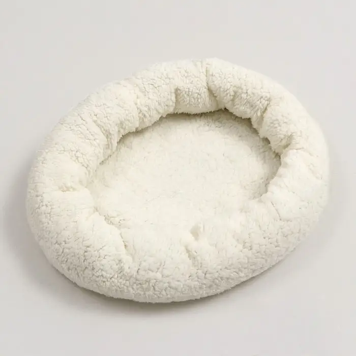 Лежанка животных &laquo;Уют&raquo;, 45&times;35&times;11 см, мягкий мех, цвет молочный