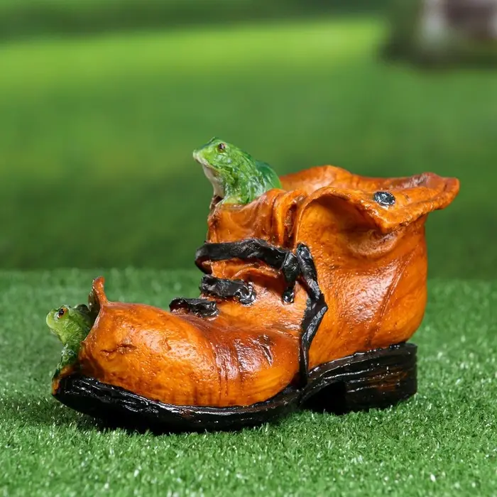 Фигурное кашпо "Ботинок с лягушками" коричневое, 24х14х14см