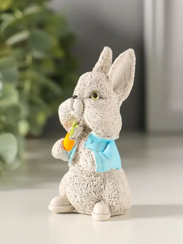 Статуэтка "Кролик с  морковкой" 7х5х4 см, серый