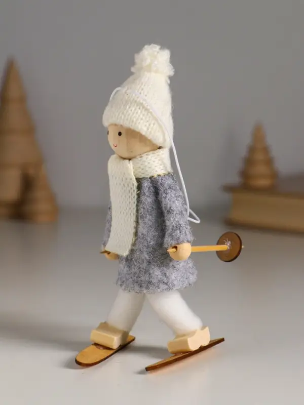 Кукла интерьерная "Малыш на лыжах" бело-серый 7,5х4х14 см