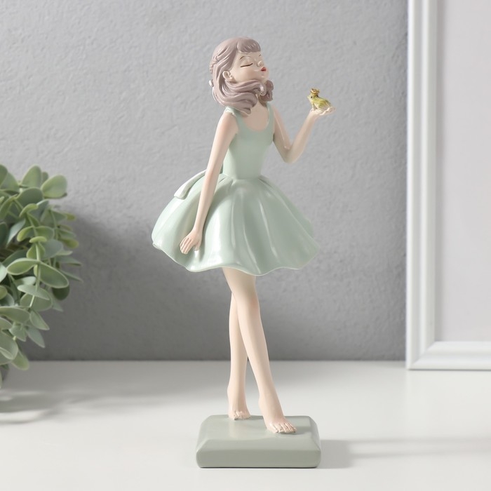 Сувенир полистоун Сувенир полистоун "Влюблённая в принца-лягушку девушка" 11х10х24 см