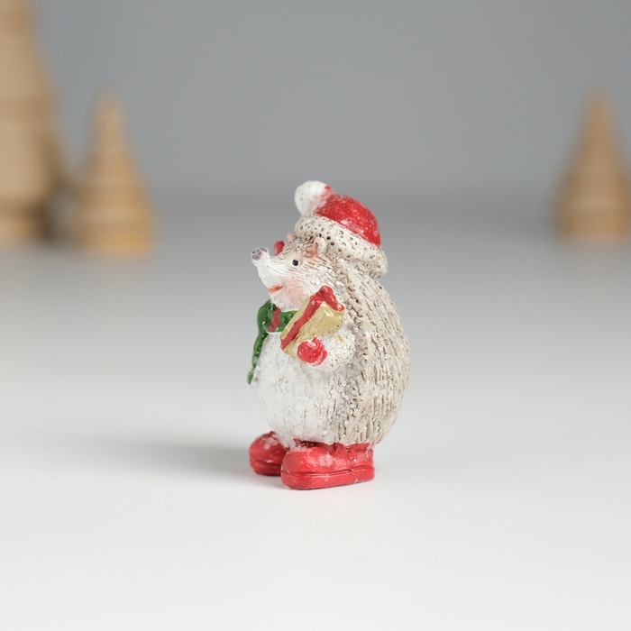 Сувенир полистоун  Сувенир полистоун "Ёжик в красной шапочке и валенках " МИКС 2,8х2,8х4,7 см