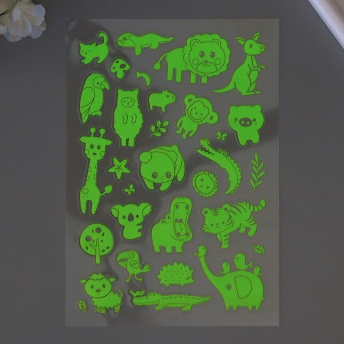 Наклейка пластик фосфорная Наклейка пластик фосфорная "Удивительные животные" МИКС 27х15,5 см