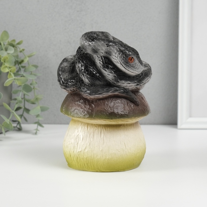 Новогодняя фигурка Новогодняя фигурка "Змейка на грибе" 12 х11 х 18 см, черно-серый