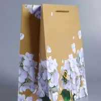 Пакет подарочный ламинированный &laquo;Пчёлка на гортензии&raquo;, бежевый, 26&times;12&times;32 см