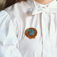 Значок &laquo;Герб СССР&raquo;, серп и молот, красно-голубой в золоте