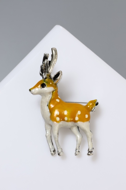 Брошь «Оленёнок», цвет бело-коричневый в чернёном серебре Брошь «Оленёнок», цвет бело-коричневый в чернёном серебре