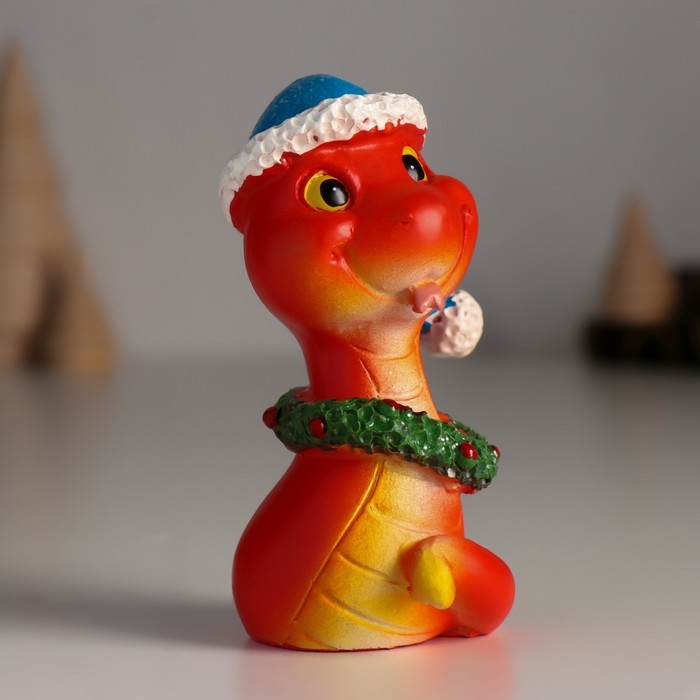Сувенир полистоун Сувенир полистоун "Змейка красная в синей шапке и новогоднем венке" 5х4х8,5 см