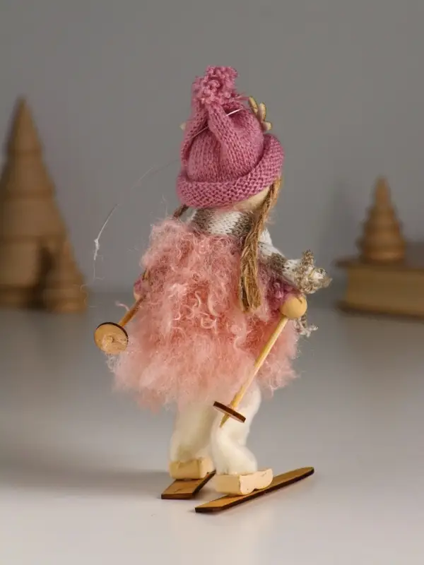 Кукла интерьерная "Малышка в розовом на лыжах" 6,5х6,3х15 см