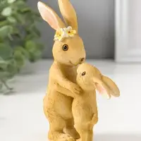 Сувенир полистоун "Мама зайка в цветочном венке обнимает малыша" 15 см