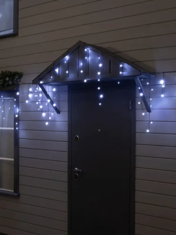 Гирлянда &laquo;Бахрома&raquo; 50&times;0.7 м, IP44, УМС, тёмная нить, 900 LED, свечение белое, 220 В