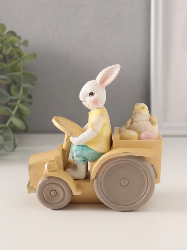 Сувенир полистоун  Сувенир полистоун "Заяц-тракторист с цыплёнком и яичками в кузове" 13х7,5х12 см