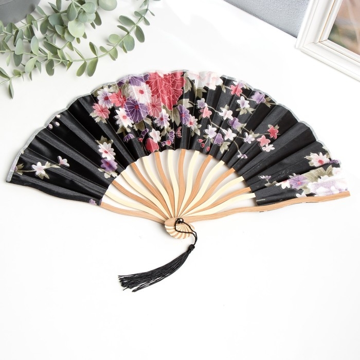 Веер бамбук, текстиль h=21 см изгиб, с кистью  Веер бамбук, текстиль h=21 см изгиб, с кистью "Цветы" в коробке, чёрный