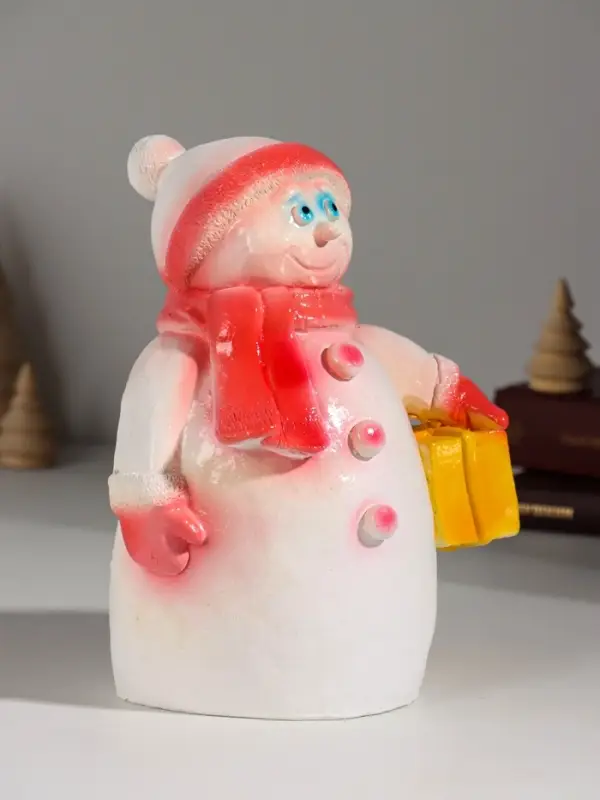 Фигура Фигура "Снеговик с подарком" 19 см, красный