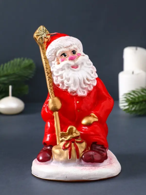 Свеча фигурная "Дед Мороз с мешком" 9х9,5х16 см