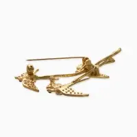 Брошь "Ласточки трио", цвет белый в золоте