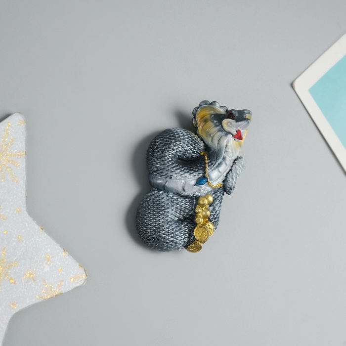 Магнит полистоун  Магнит полистоун "Змей тёмный с монетками" МИКС 6,5х3,8х2 см