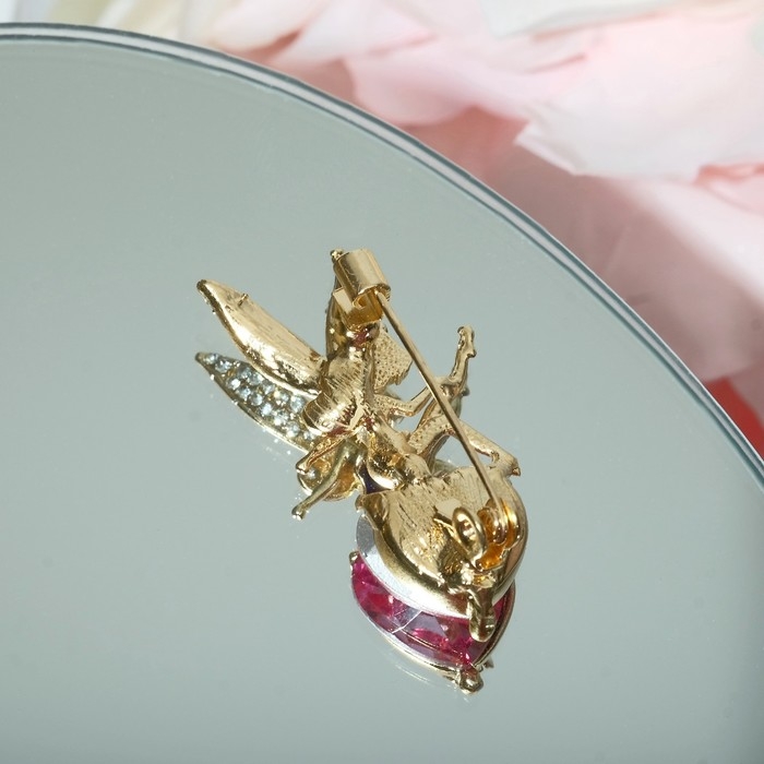 Брошь «Фея» на сердечке, цвет бело-розовый в золоте Брошь «Фея» на сердечке, цвет бело-розовый в золоте