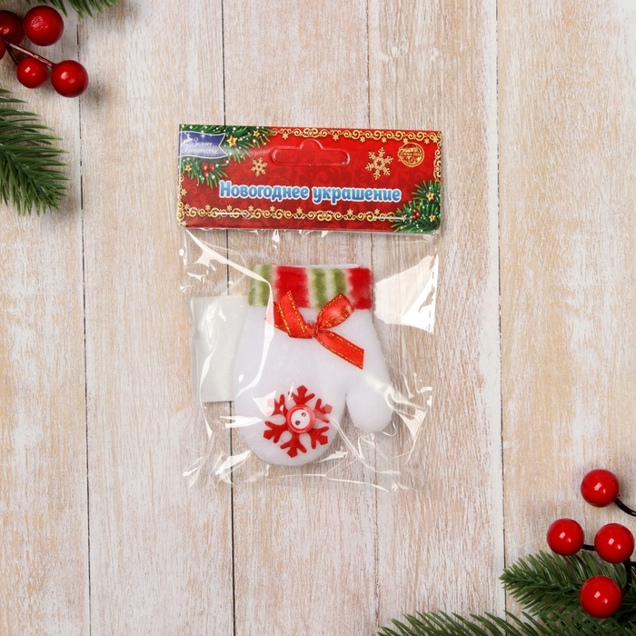 Мягкий магнит Мягкий магнит "Варежка со снежинкой" 8х6 см, белый