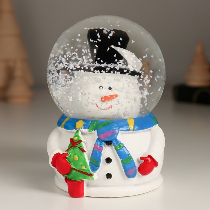 Сувенир полистоун водяной шар свет Сувенир полистоун водяной шар свет "Снеговик с ёлочкой в шлеме-пузыре" 6,5х6,7х9,5 см
