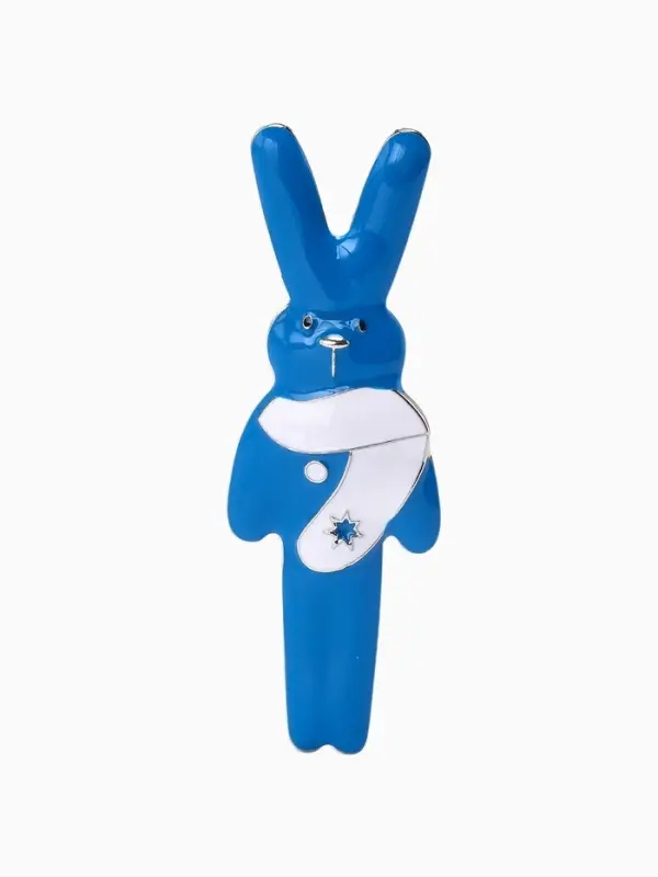 Брошь &laquo;Заяц&raquo; в шарфе, бело-голубая в серебре