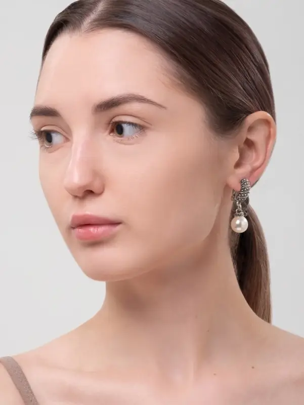 Клипсы &laquo;Грейс&raquo;, диагональ бусин, белая в чернёном серебре