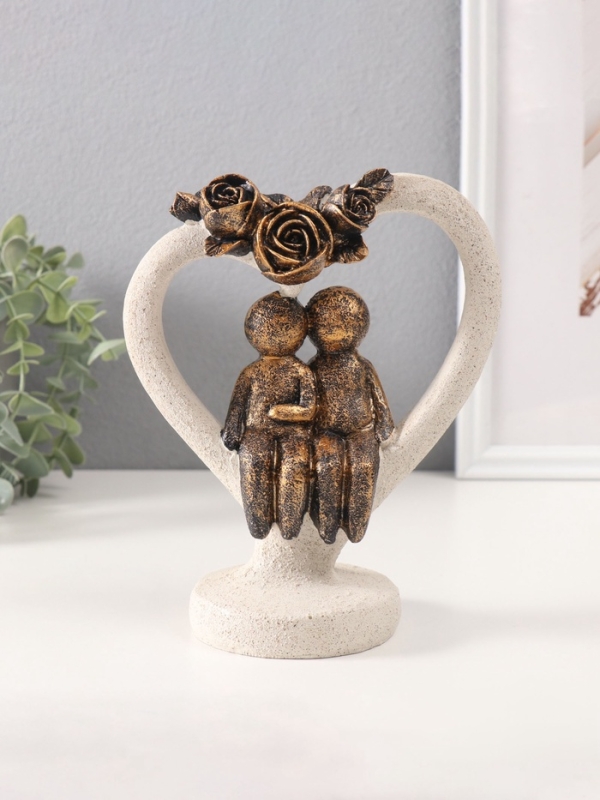 Сувенир полистоун  Сувенир полистоун "Влюблённые человечки в каменном сердце с розами" под бронзу 8,8х15,7х20см   10686