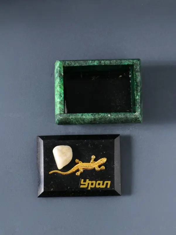 Шкатулка для украшений &laquo;Урал&raquo; прямоугольная, змеевик, с декоративным камнем, 7.5&times;5.5&times;5.5 см