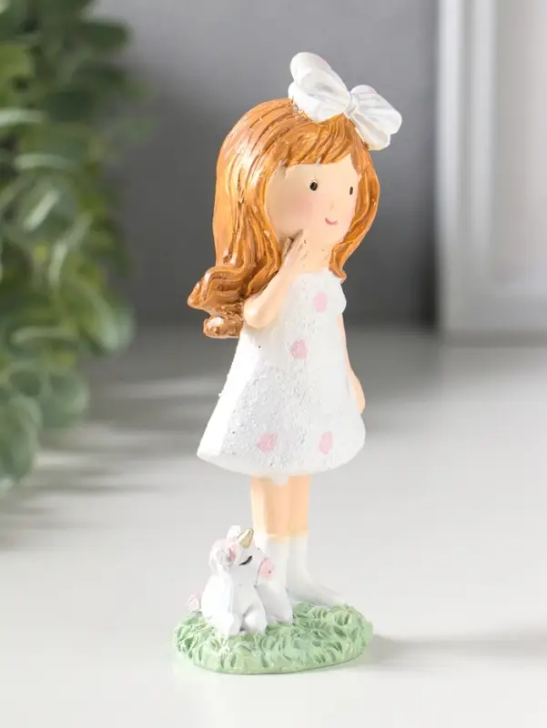 Сувенир полистоун "Малышка в платье в горох, с бантом в волосах, с единорогом" 5х3,7х13 см   1092989