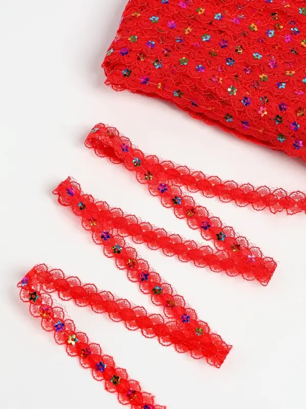 Тесьма гипюровая красная с пайетками 1,3 см, в упаковке 25 метров Тесьма гипюровая красная с пайетками 1,3 см, в упаковке 25 метров