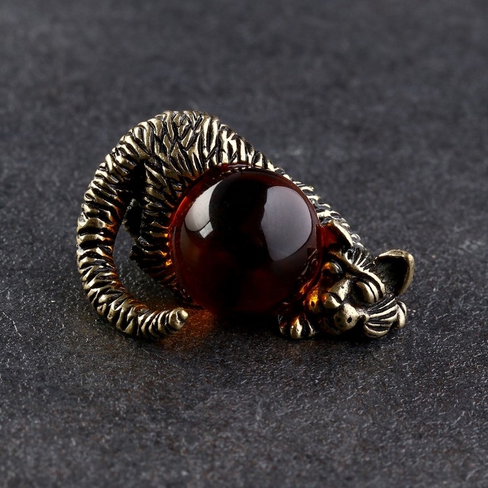 Сувенир Сувенир "Кот с мячом", латунь, янтарь