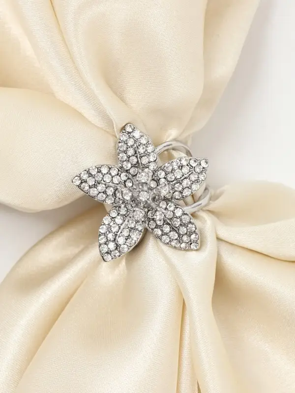 Кольцо для платка &laquo;Цветок Лилии&raquo;, белое в серебре