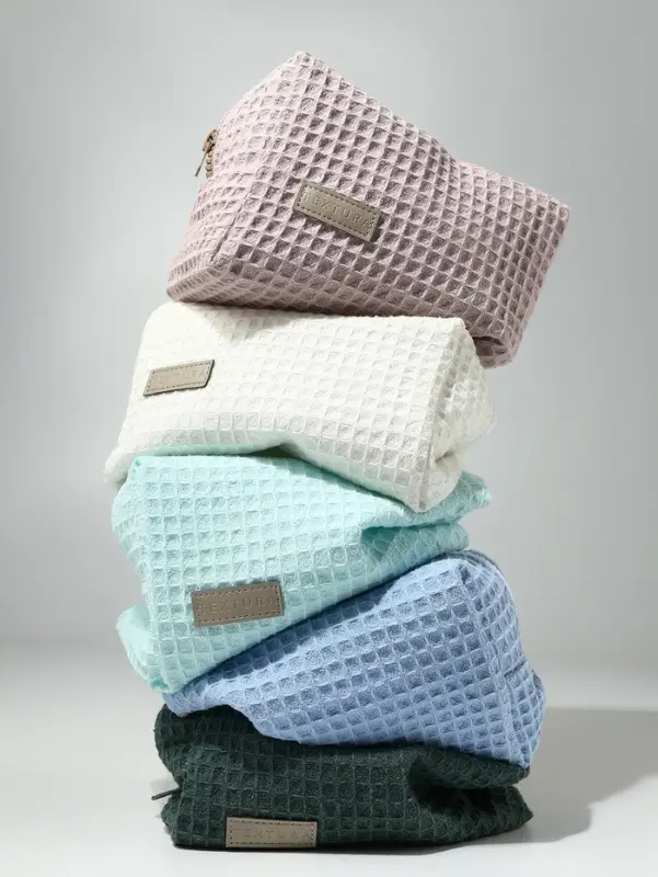 Косметичка женская на молнии TEXTURA, объёмная, средний размер, мягкая, голубая